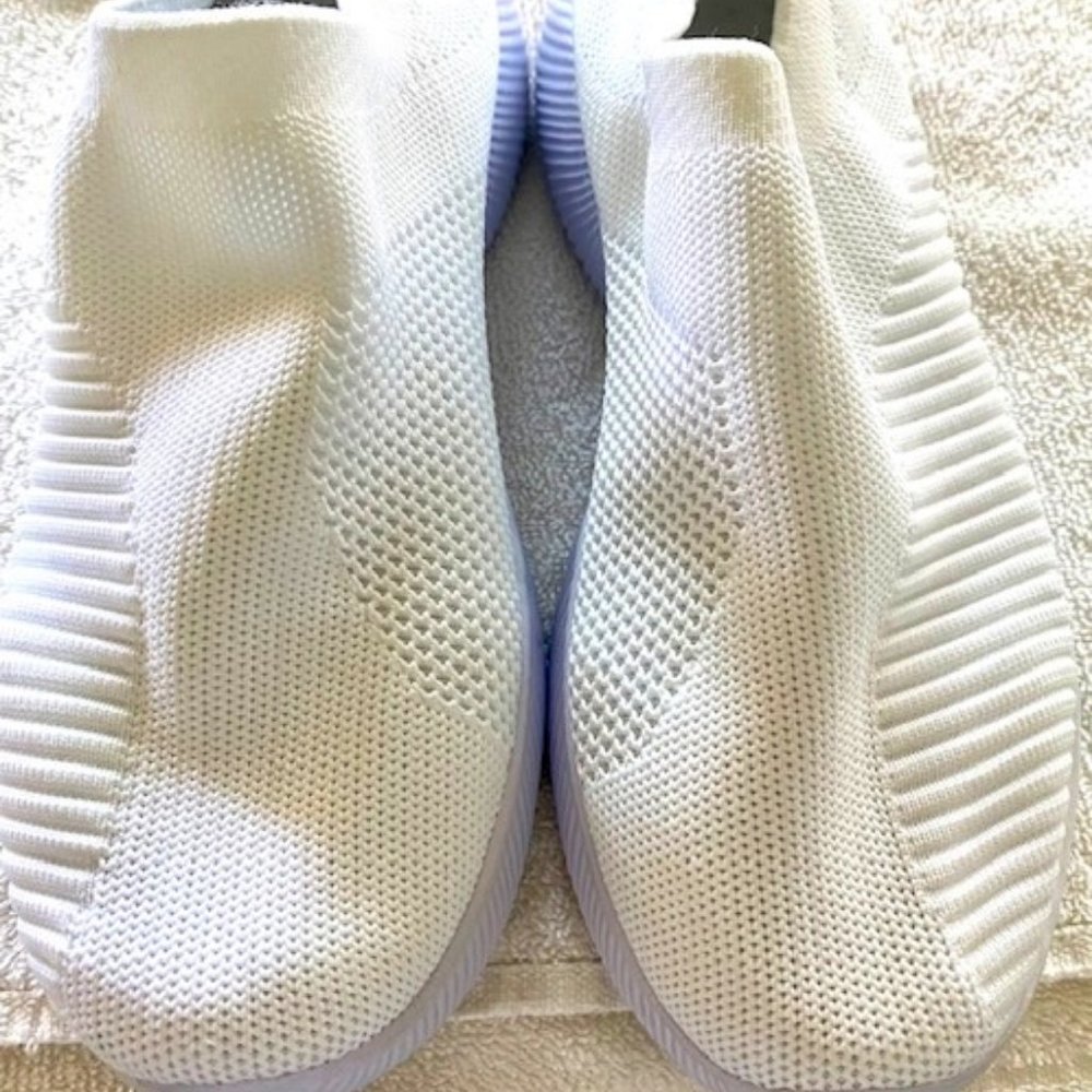 Womens white walking shoe size 7